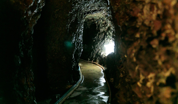 40m先の温泉を目指して洞窟を進みます。
