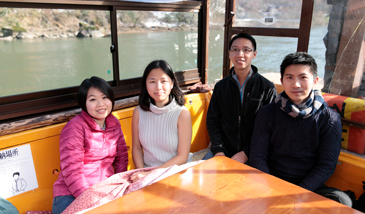 對日本的「被爐」相當憧憬的4個人坐上「被爐船」非常高興！