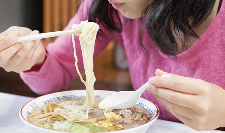 昼の定番といえば「とりもつラーメン」