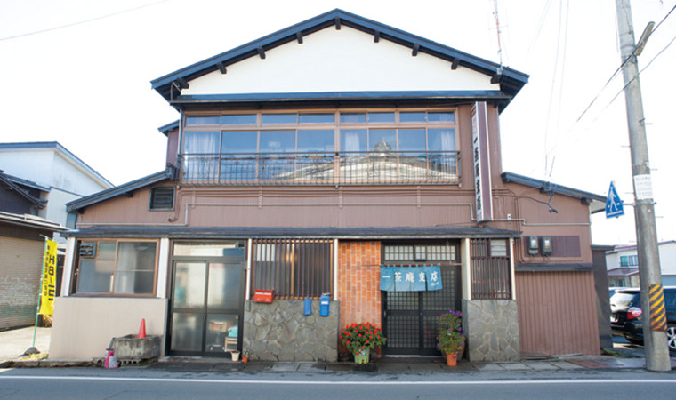 昼の定番といえば「とりもつラーメン」