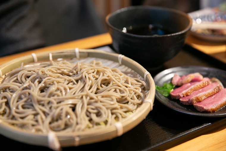 おすすめは鴨せいろ！大蔵で育った蕎麦と鴨の味をぜひお試しください。