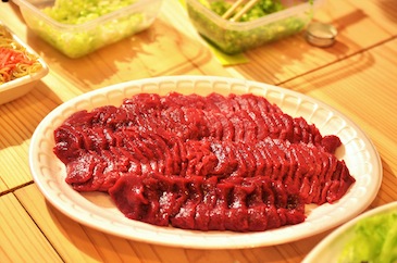 She was interested in what local residents love to eat. Basashi (sliced raw horsemeat sashimi) – local people line up to buy basashi.