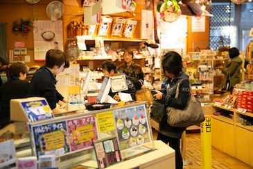 She was curious about food culture in Shinjo・Mogami. Please feel free to ask at the Shinjo・Mogami Tourist Information Center if you need help or want to ask anything.