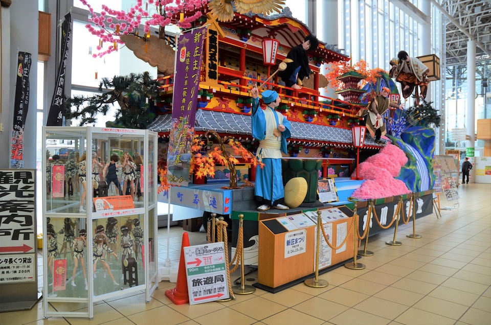 SmartDolls look forward to greeting you at Shinjo Station. Advertising the Shinjo Festival, the iconic annual Shinjo event.