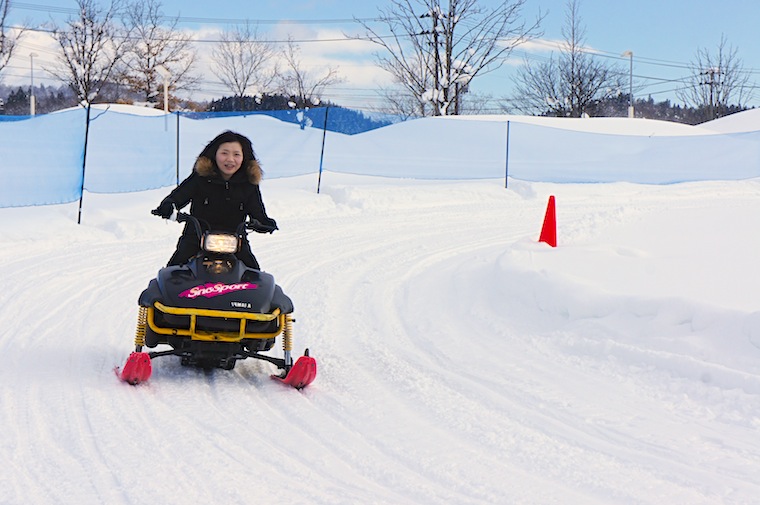 初學者和女性朋友都能盡情玩樂的雪上摩托車